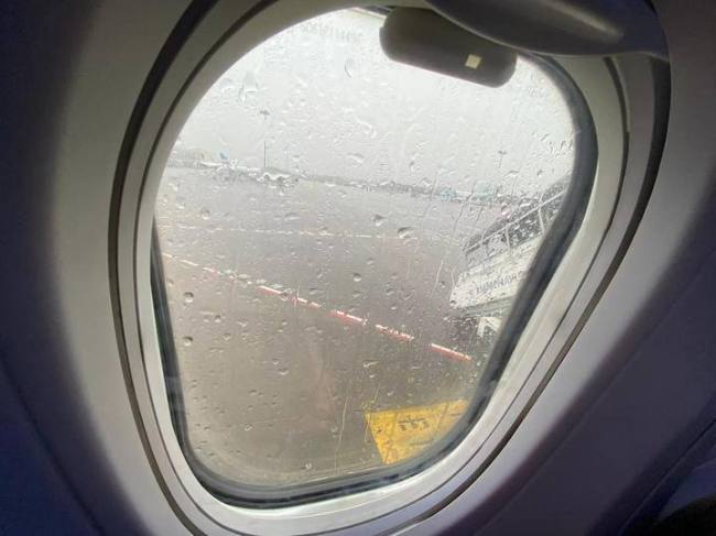 杭州萧山机场多个航班延误 雷雨导致出行受阻