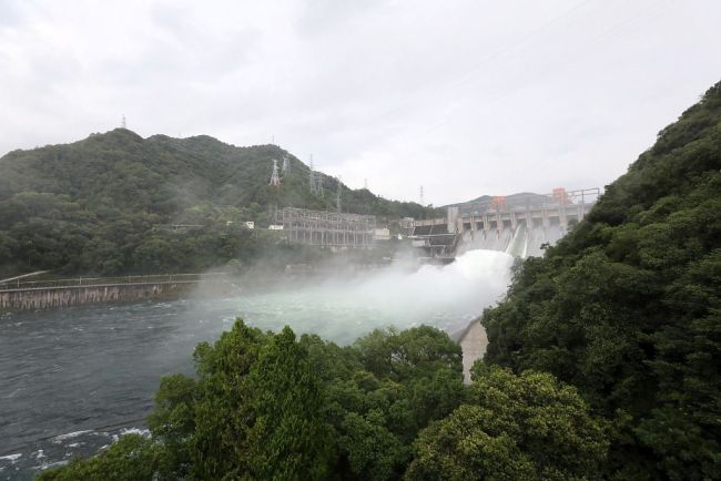 杭州：建德新安江水库开启1孔泄洪