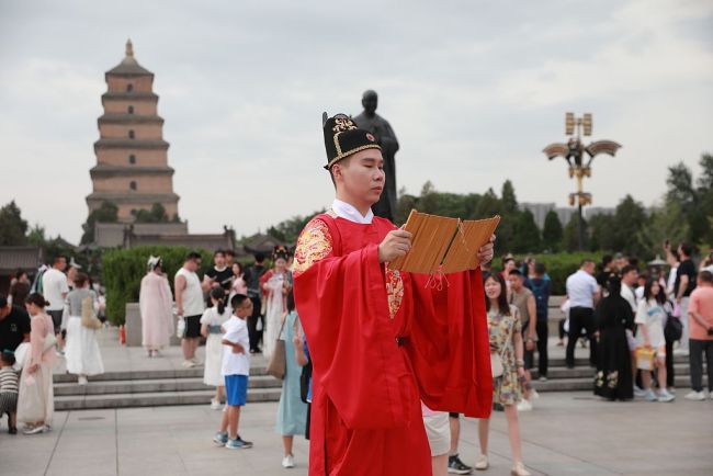 西安：“新中式”旅遊受青睞 遊客著漢服打卡景區