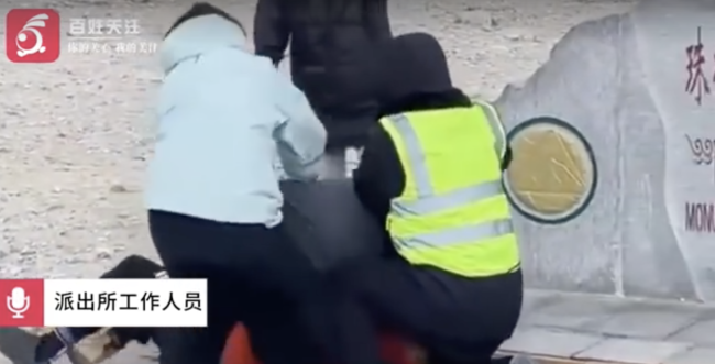 警方通报游客在珠峰观景台打架 高原冲突引热议