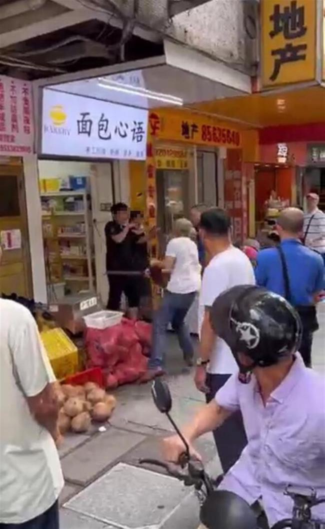广州一小贩用锹柄将城管头部打伤，警方介入调查