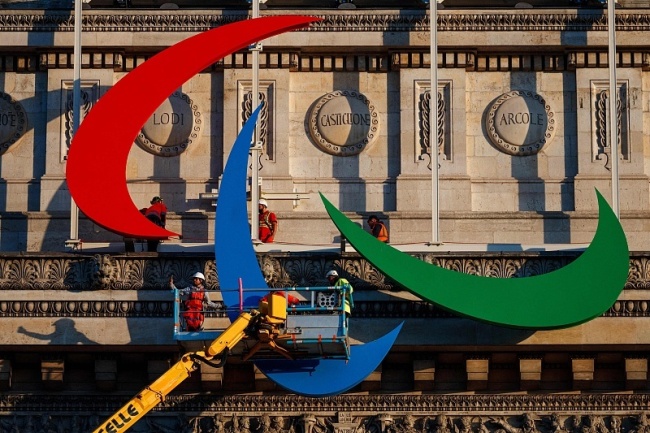 历史首次 巴黎在奥运会开幕前展示巨型残奥会标志