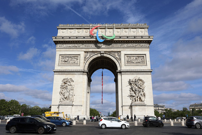 历史首次 巴黎在奥运会开幕前展示巨型残奥会标志