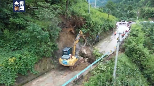 贵州余庆强降雨致多条公路阻断 当地加紧抢通