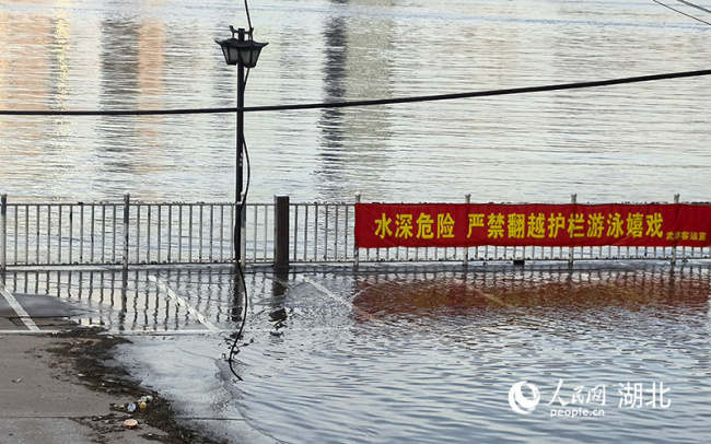 长江武汉段水位逼近警戒水位 防汛加固进行时