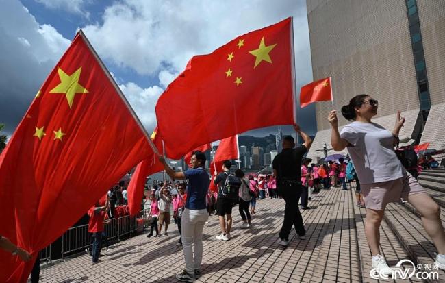 香港庆祝回归祖国27周年 街头节日氛围浓