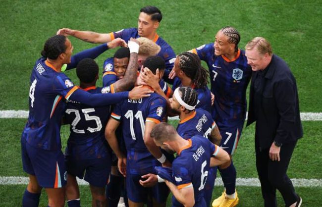 16年的等待！橙衣军团再次杀入欧洲杯8强，大批荷兰球迷疯狂庆祝
