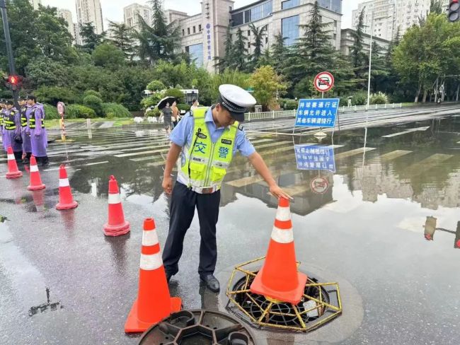 直击河南暴雨 警民同心筑"藏蓝堤坝