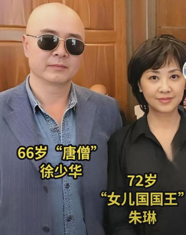 唐僧扮演者为女儿国国王演员献花 重现经典，感动网友