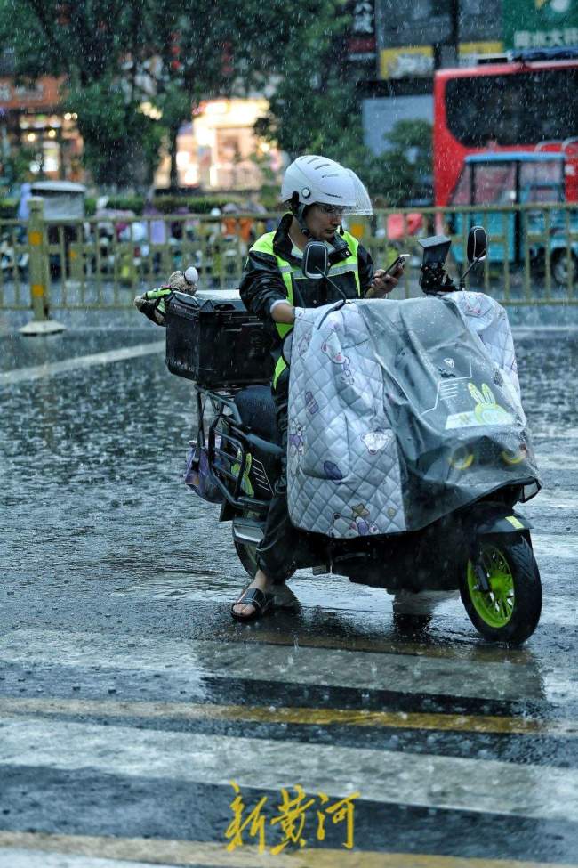 济南：大雨来袭，外卖小哥街头奔跑送餐