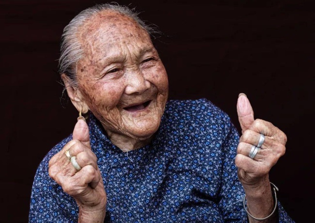 中国百岁老人中女性是男性的2.38倍 性别差异显著