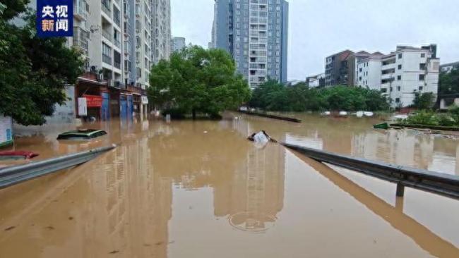 重庆暴雨澄溪镇街道积水成河