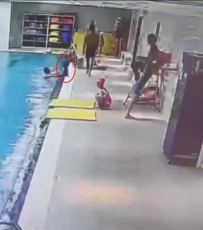 小孩泳池溺水近30秒教练才发现