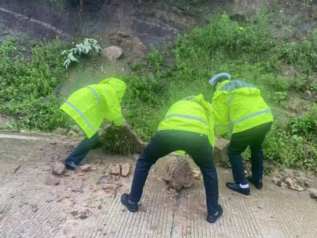 暴雨来袭他们全力以赴保群众安全 多地民警闻“汛”而动