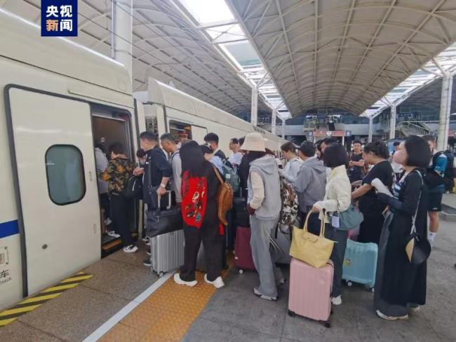 满足旅客出行需求 青藏铁路加开多趟列车