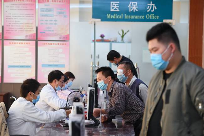 2020年11月18日，居民在福建省三明市第一医院医保办咨询、办理手续。