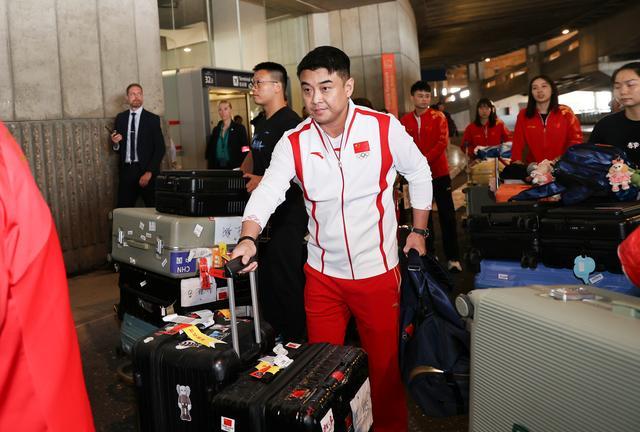 中国乒乓球队抵达巴黎 奥运征程启幕