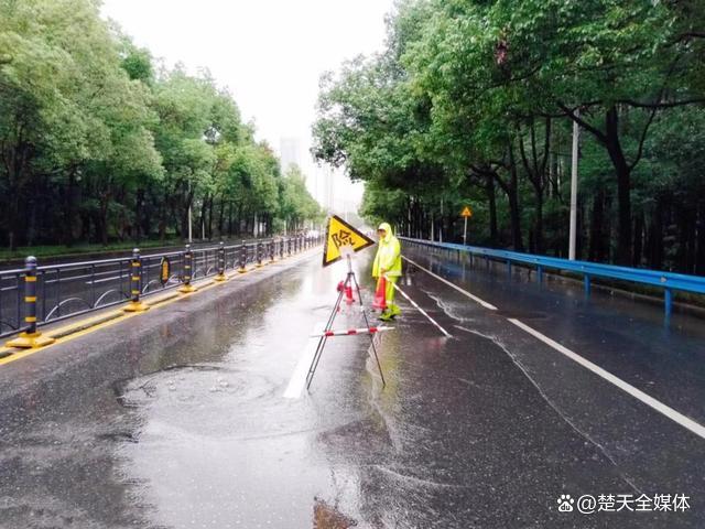 武汉一地积水内涝 应急管理局回应 全天候调度保安全