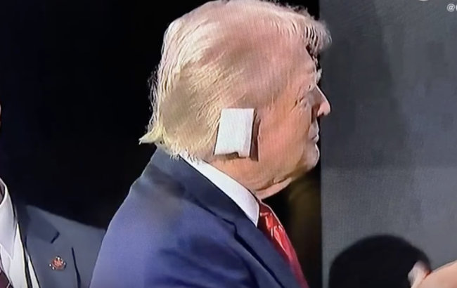 特朗普现身活动现场：右耳缠着绷带，术后首露面引关注