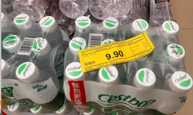 瓶装饮用水价格战打响 争相跌破1元 夏日消费市场新爆点