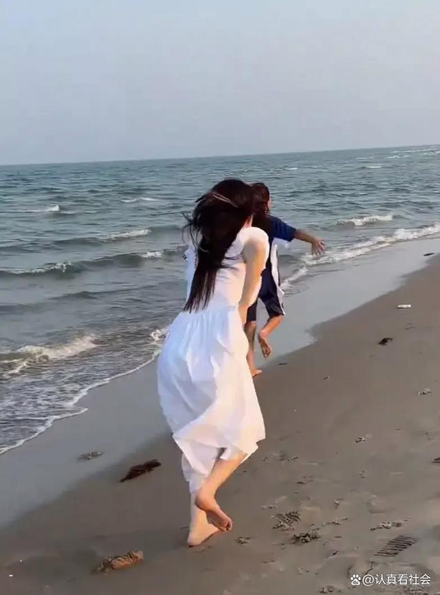 李小璐海边奔跑给甜馨录视频 母爱满满定格美好瞬间