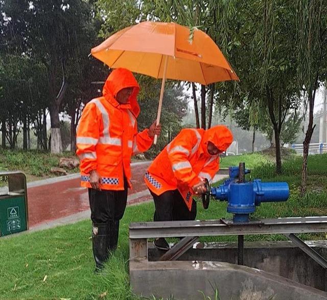 商丘城管组织防汛突击队应对强降雨 全城动员保安全
