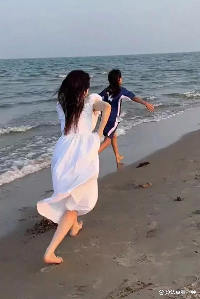 李小璐海边奔跑给甜馨录视频