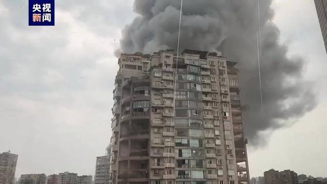 四川自贡百货大楼起火 已营救17人