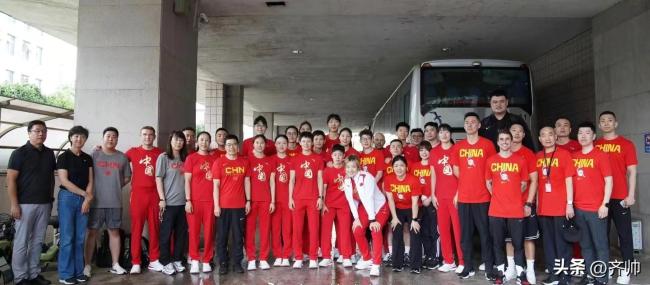 姚明带队中国女篮抵达巴黎，剑指奥运奖牌征程！