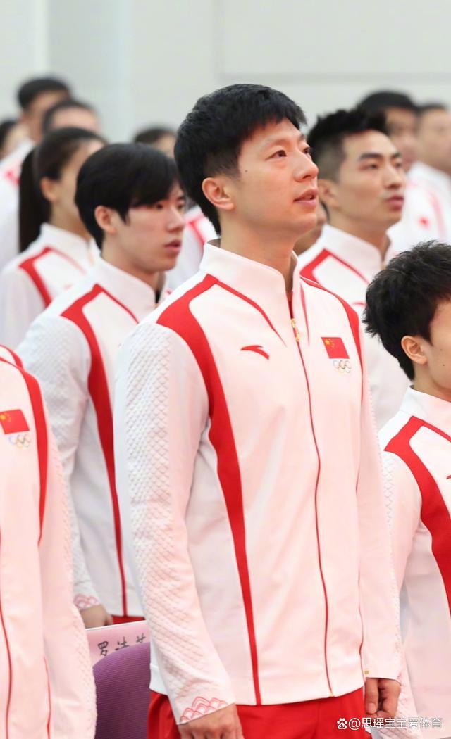中国跳水队拍摄巴黎奥运会出征照 梦之队蓄势待发