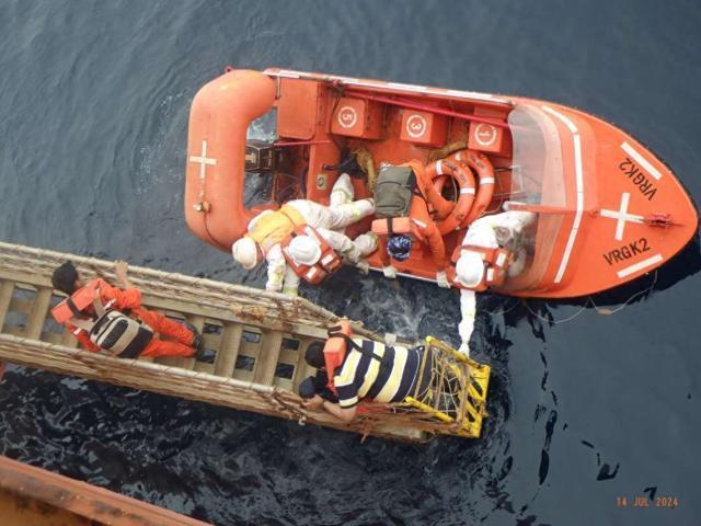 韩国籍油船爆炸 中国船长救下14人