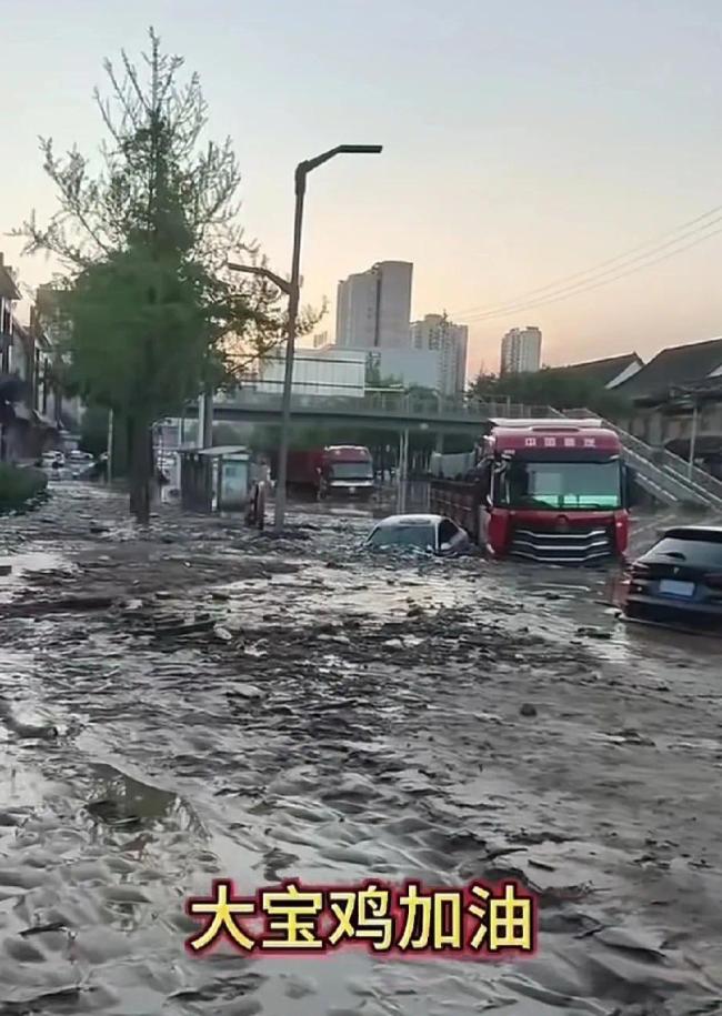 实拍陕西宝鸡暴雨：车辆被冲走~