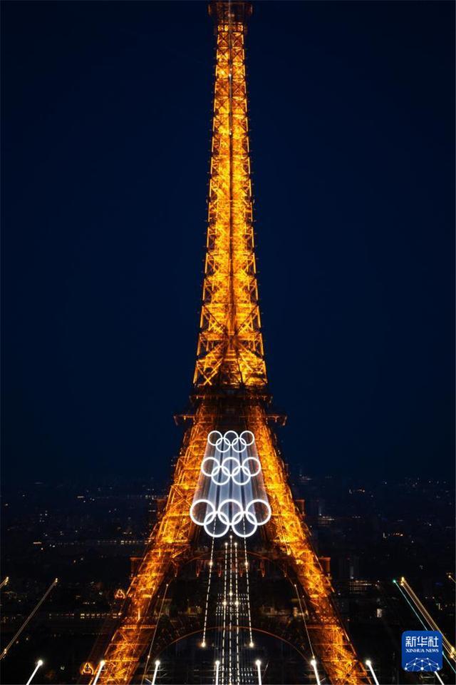 游客在法国埃菲尔铁塔前拍照留念 共庆法国国庆，烟花璀璨夺目