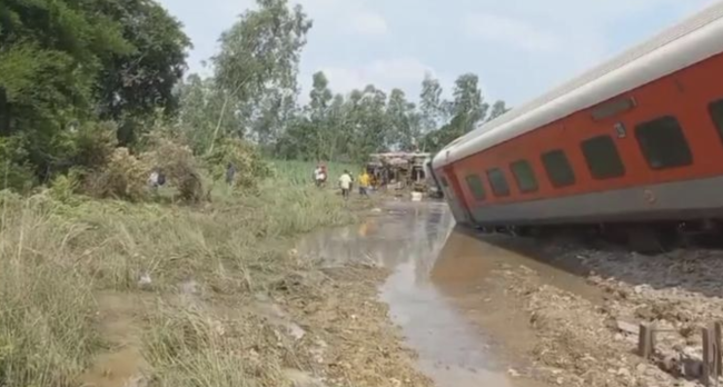 印度北方邦列车脱轨事故已致4死多伤 救援行动持续进行