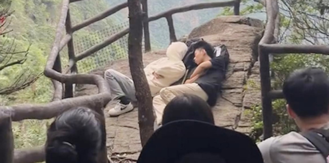 俩男生景区山岩上睡觉被游客围观 这松弛感绝了