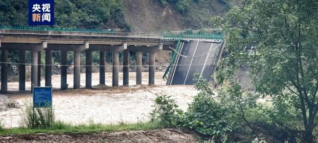 陕西暴雨致公路桥梁垮塌 11人遇难 搜救行动持续进行