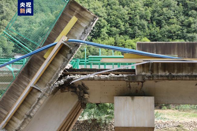 陕西桥梁垮塌初步确认25辆车坠河