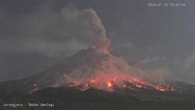 印尼默拉皮火山发生喷发 火山岩浆流向山下