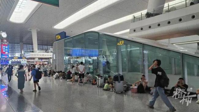 杭州东站站内平均温度超过30℃ 乘客直呼太热，站内如同蒸笼