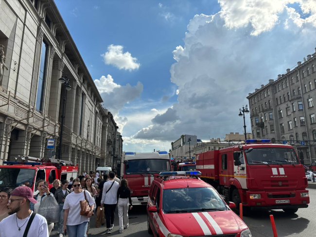 俄罗斯圣彼得堡一购物中心发生火灾 暂无人员伤亡