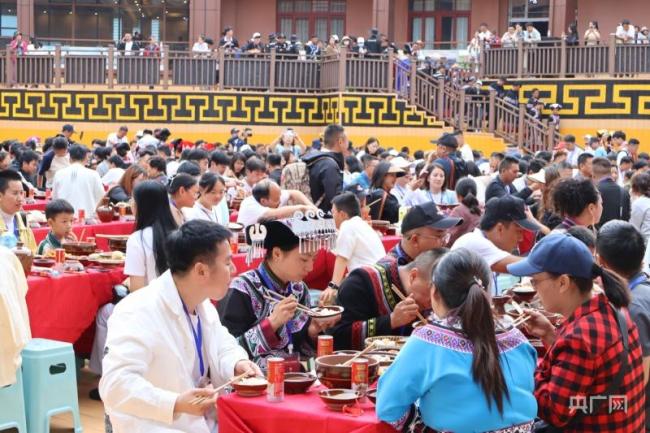 贵州赫章“长桌宴”吃出浓浓民族情
