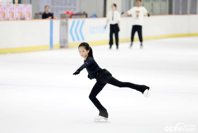 杭州：儿童上演“冰上芭蕾” 消暑度夏