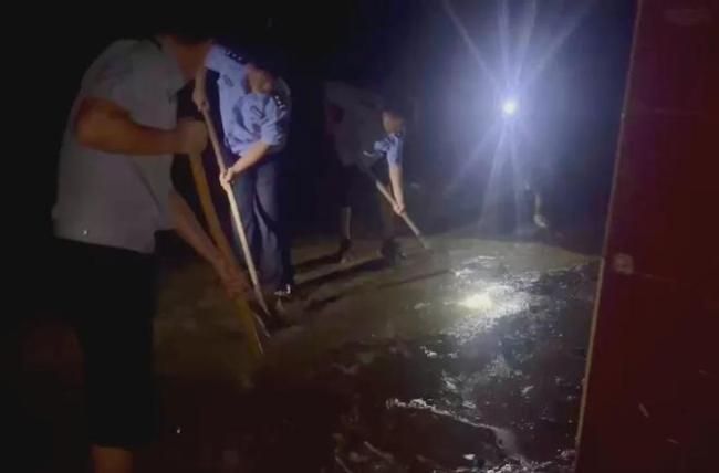 民辅警蹚入山洪激流中救援被困村民 暴雨中的逆行英雄