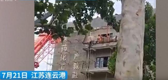 阳台突然坠落 施工工人被砸身亡
