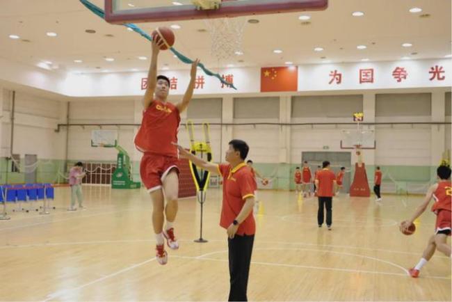 杨鸣将解说巴黎奥运会男子篮球比赛，郭士强任男篮主教练引期待