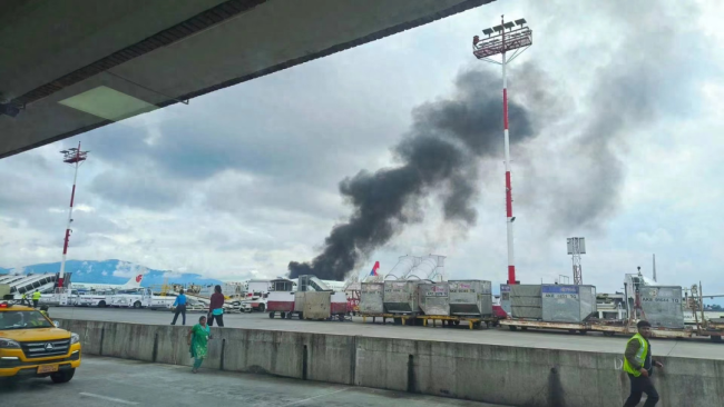尼泊尔飞机坠毁起火：首都机场突发事故