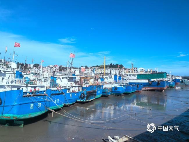 應對強台風“格美” 福建平海碼頭漁船回港避風