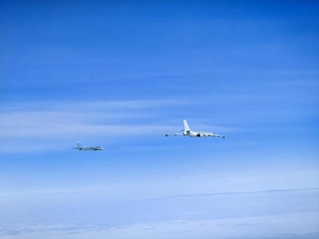 中俄空軍轟炸機編隊，飛越白令海！