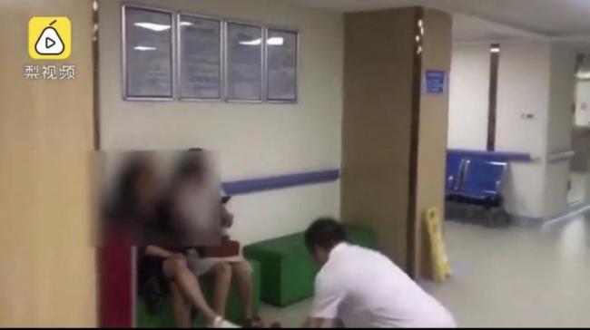 三甲医师当众下跪，直言“被孕妈一家逼到没办法，不出事才是尊严！”