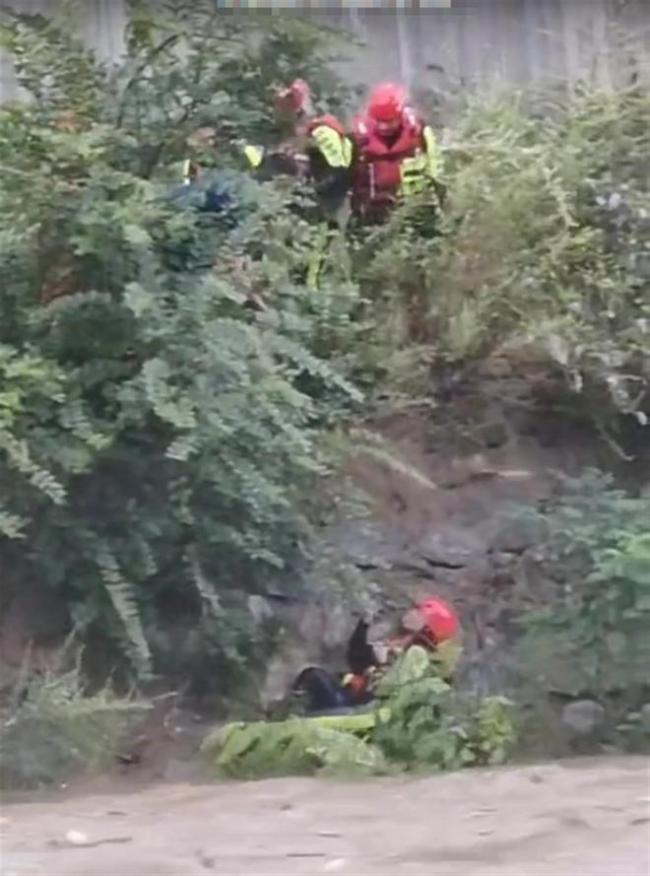 消防员抢险救灾时被洪水冲走，抓住江边小树后成功获救